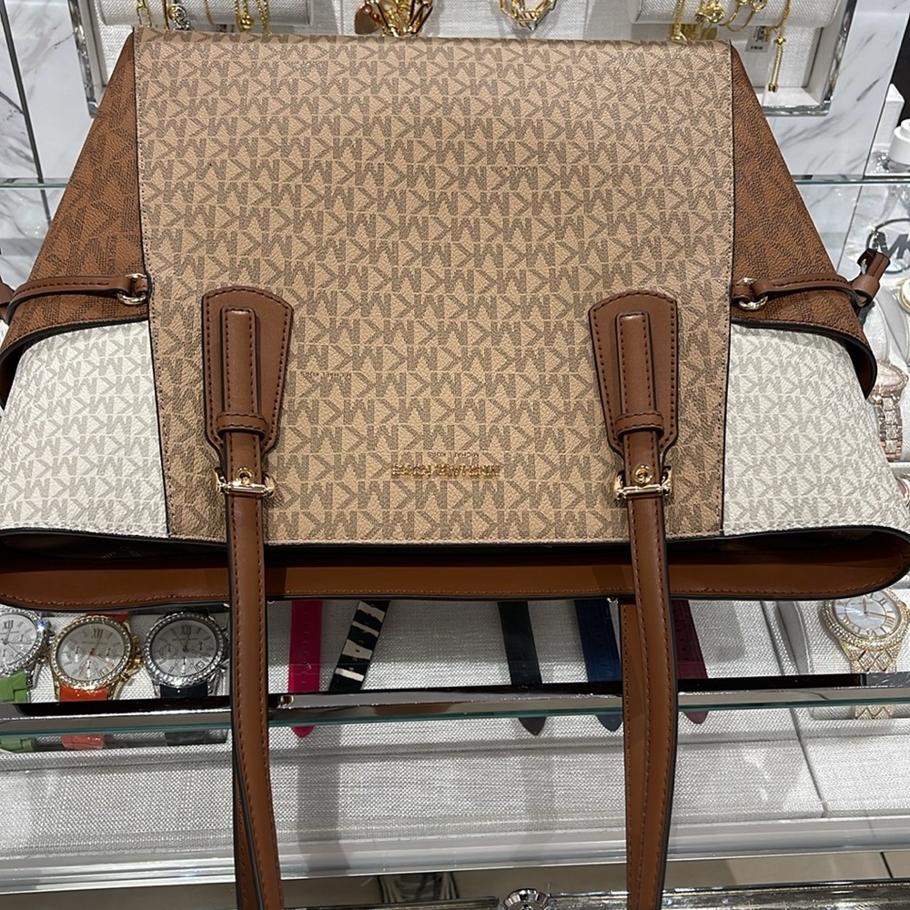 Michael Kors Voyager Large Color-Block Signature Logo Tote Bag
Camel Multi - Picture 6 of 16